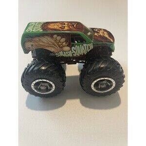 2019 Hot Wheels Monster Trucks Monster Myths Smash-Squatch - w/ WEAR